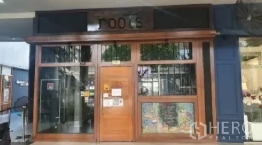 零售空间 出租在Khlong Toei, Bangkok - 木框玻璃门面与陈列窗，外立面设装饰招牌。