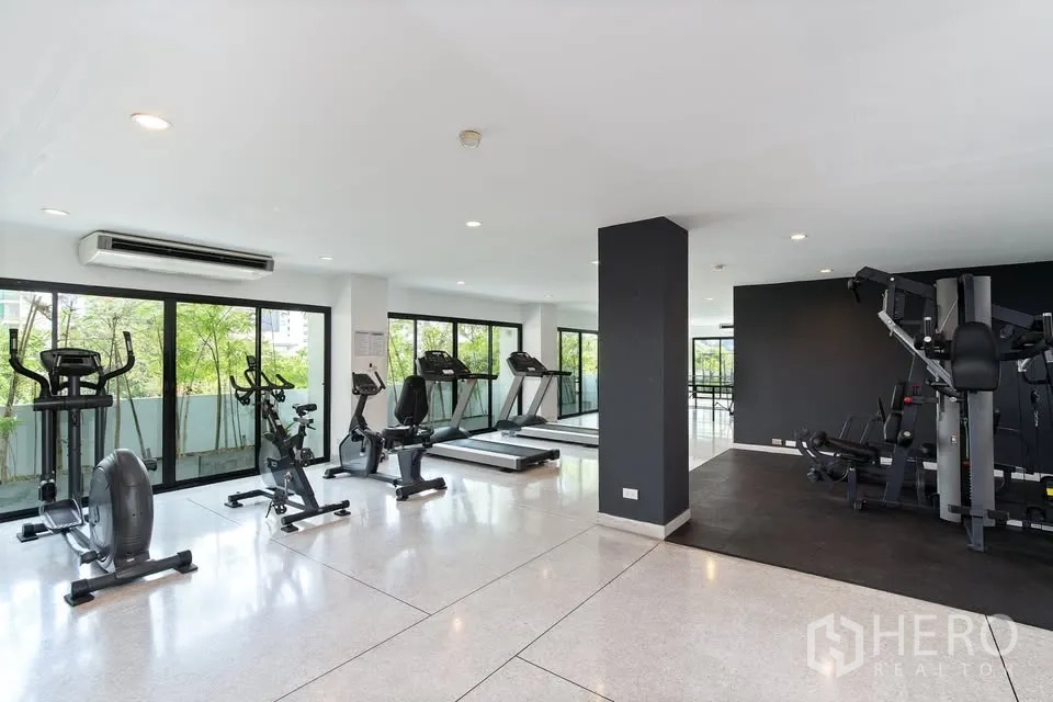คอนโด for rent in Watthana, Bangkok - ห้องฟิตเนสพร้อมลู่วิ่ง จักรยาน และเครื่องเวท ข้างหน้าต่างบานใหญ่.