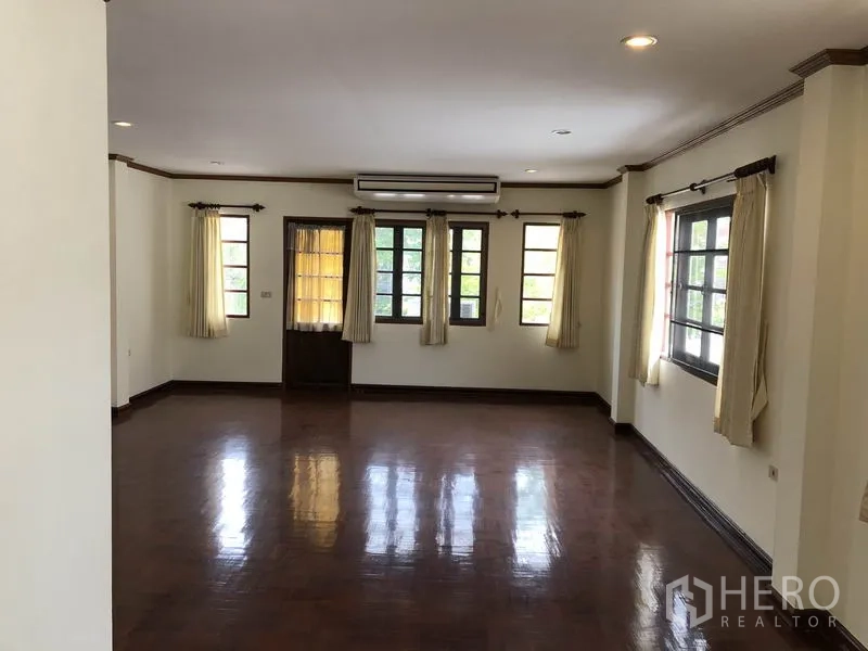 独立式住宅 出租 - 二楼家庭厅宽敞，拼花木地、采光良好并设空调。