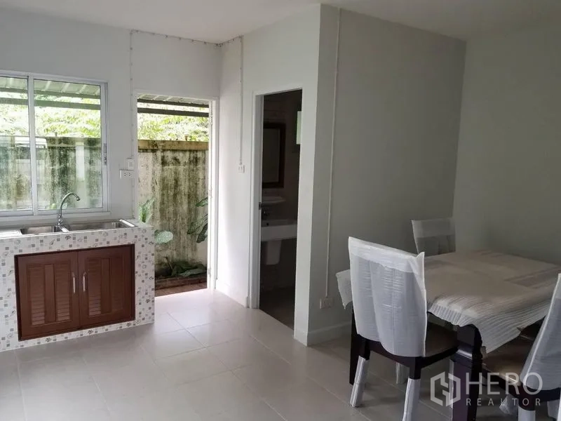 联排别墅 出租在Bang Kapi, Bangkok - 简约泰式厨房带水槽，连通小庭院与就餐区