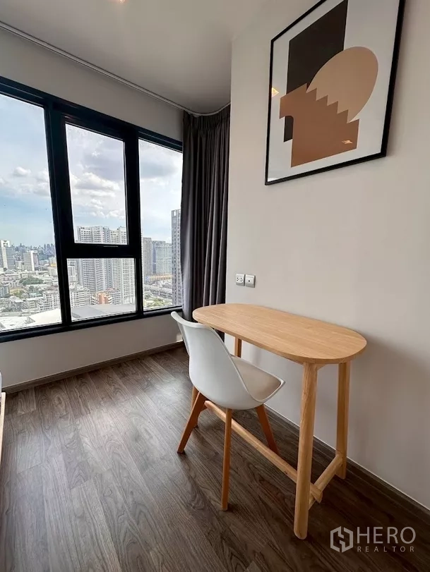 คอนโด ให้เช่าในChatuchak, Bangkok - มุมทำงานริมหน้าต่างบานใหญ่ มองเห็นสกายไลน์กรุงเทพฯ