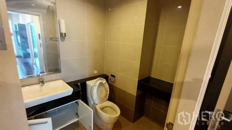 คอนโด ขาย - ห้องน้ำที่สอง พร้อมอ่างล้างหน้า โถสุขภัณฑ์ และเคาน์เตอร์บิวท์อิน