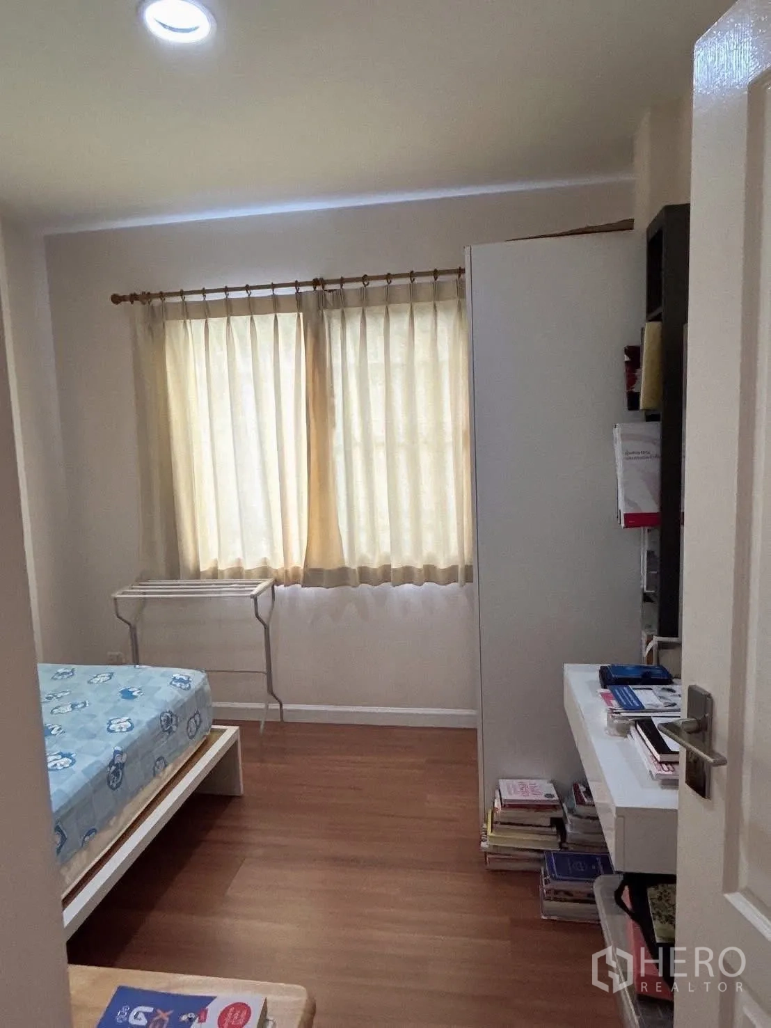 บ้าน ขายในBang Kapi, Bangkok - ภาพห้องนอนเล็กมองไปทางประตู มีโต๊ะและชั้นวางบิวท์อิน