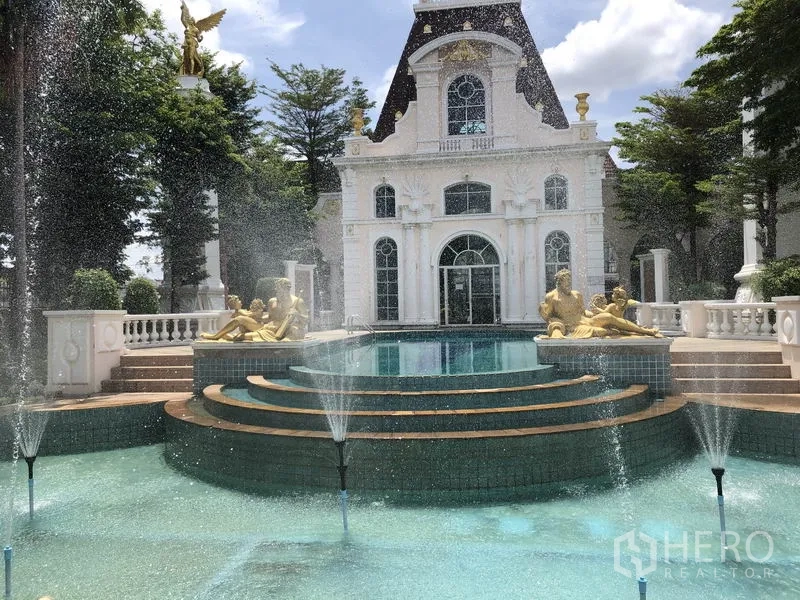 ทาวน์เฮาส์ ให้เช่าในBang Kapi, Bangkok - คลับเฮาส์โครงการสไตล์ยุโรปพร้อมน้ำพุขั้นบันไดและรูปปั้นประดับ