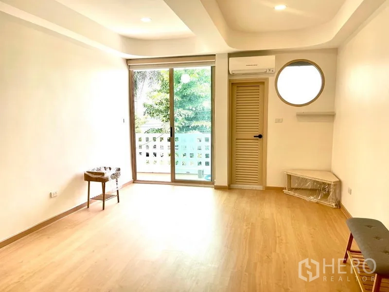 ทาวน์เฮาส์ ให้เช่าในKhlong Toei, Bangkok - ห้องนอนมีทางออกระเบียง ช่องหน้าต่างกลม แอร์ มองเห็นต้นไม้ภายนอก