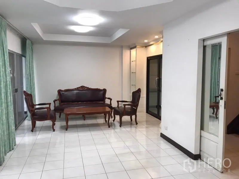 บ้าน ให้เช่าในPhra Khanong, Bangkok - ห้องนั่งเล่นอีกมุมพร้อมไฟฝังฝ้าและประตูออกลานระเบียง