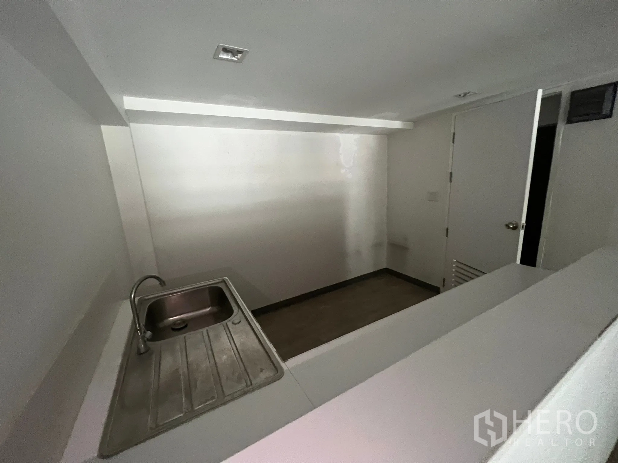 พื้นที่ขายปลีก ให้เช่าในWatthana, Bangkok - มุมแพนทรีขนาดกะทัดรัด พร้อมซิงก์สแตนเลสและเคาน์เตอร์