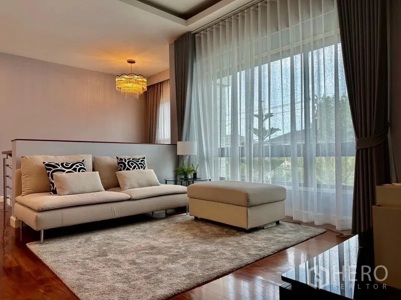 บ้าน ให้เช่าในLat Krabang, Bangkok - มุมนั่งเล่นชั้นบน โซฟาและออตโตแมน หน้าต่างบานใหญ่ผ้าม่านโปร่ง