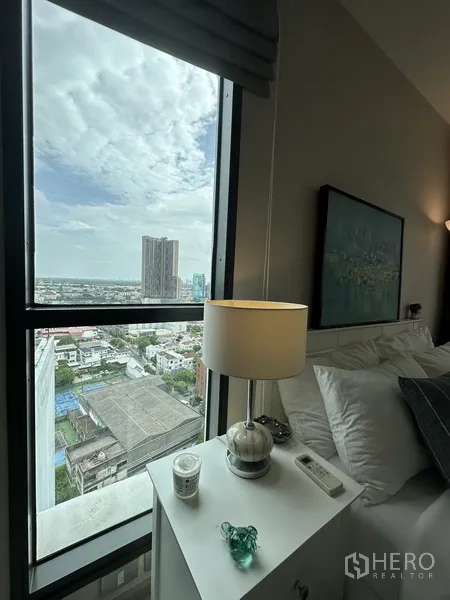 คอนโด ให้เช่าหรือขายในKhlong Toei, Bangkok - วิวเมืองจากหน้าต่างชั้นสูง เห็นสกายไลน์ย่านสุขุมวิท