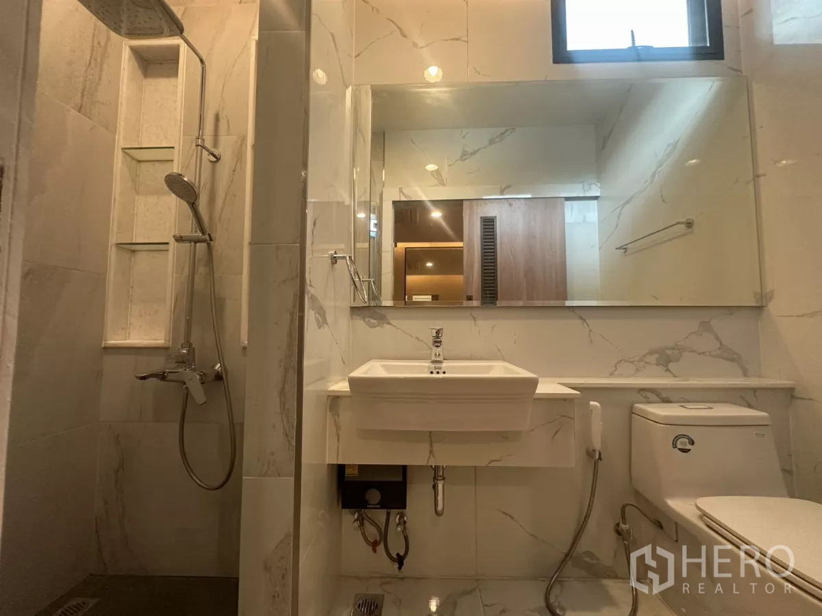 Townhouse for rent in Watthana, Bangkok - Shower bathroom with rain shower, glass partition, vanity and toilet.