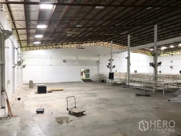 คลังสินค้า ให้เช่าในBang Kapi, Bangkok - ภายในโกดังโปร่ง หลังคาโครงเหล็กสูง พื้นคอนกรีตและช่องรับแสง