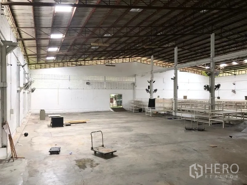 คลังสินค้า ให้เช่าในBang Kapi, Bangkok - ภายในโกดังโปร่ง หลังคาโครงเหล็กสูง พื้นคอนกรีตและช่องรับแสง