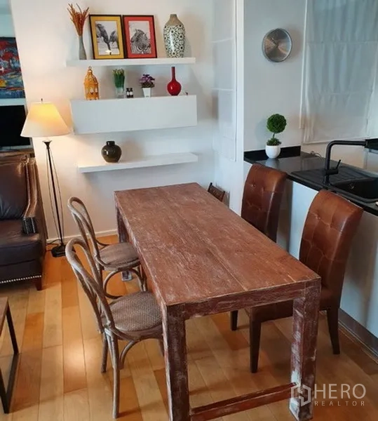 คอนโด ให้เช่าในWatthana, Bangkok - มุมรับประทานอาหารแบบเปิดโล่ง โต๊ะไม้ชิค พร้อมชั้นติดผนังและโคมไฟ ข้างครัวและห้องนั่งเล่น