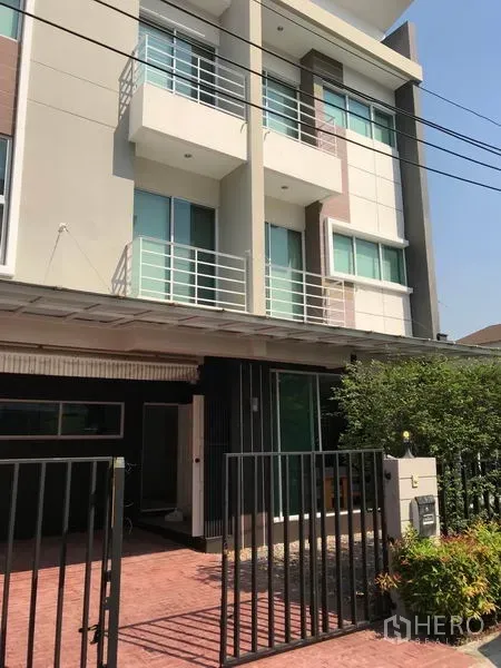 ทาวน์เฮาส์ ให้เช่าหรือขายในSuan Luang, Bangkok - ทาวน์เฮ้าส์โมเดิร์นสูง 3 ชั้น มีระเบียง หน้าบ้านรั้วเหล็กและพื้นที่จอดรถ