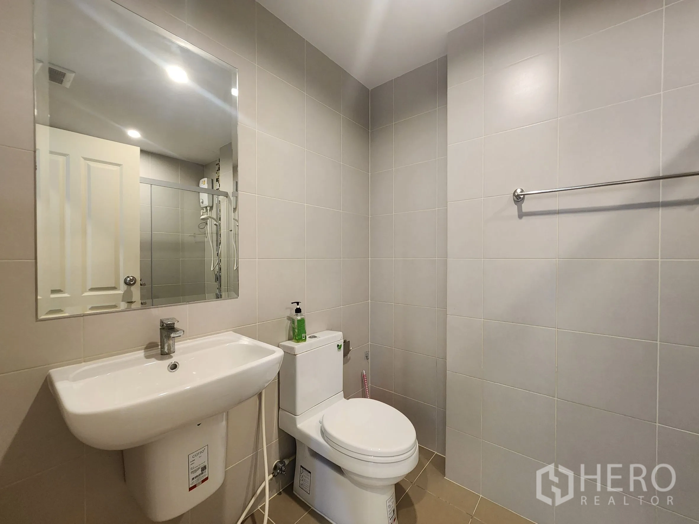คอนโด for rent in Huai Khwang, Bangkok - ห้องน้ำสะอาด กระจกบานใหญ่ อ่างล้างหน้า โถสุขภัณฑ์ และกระเบื้องโทนอ่อน