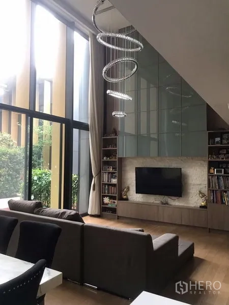 คอนโด ขายในKhlong Toei, Bangkok - ห้องนั่งเล่นโอเพนแพลน กระจกเต็มผนัง และโคมไฟทรงวงแหวน