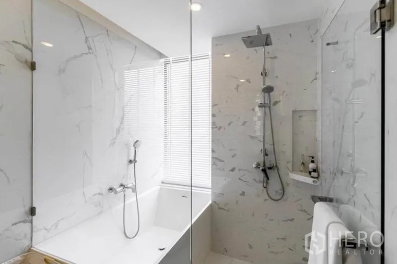 คอนโด ให้เช่าในKhlong Toei, Bangkok - ห้องน้ำหินอ่อนพร้อมตู้กระจกฝักบัวแยกและอ่างอาบน้ำข้างหน้าต่าง