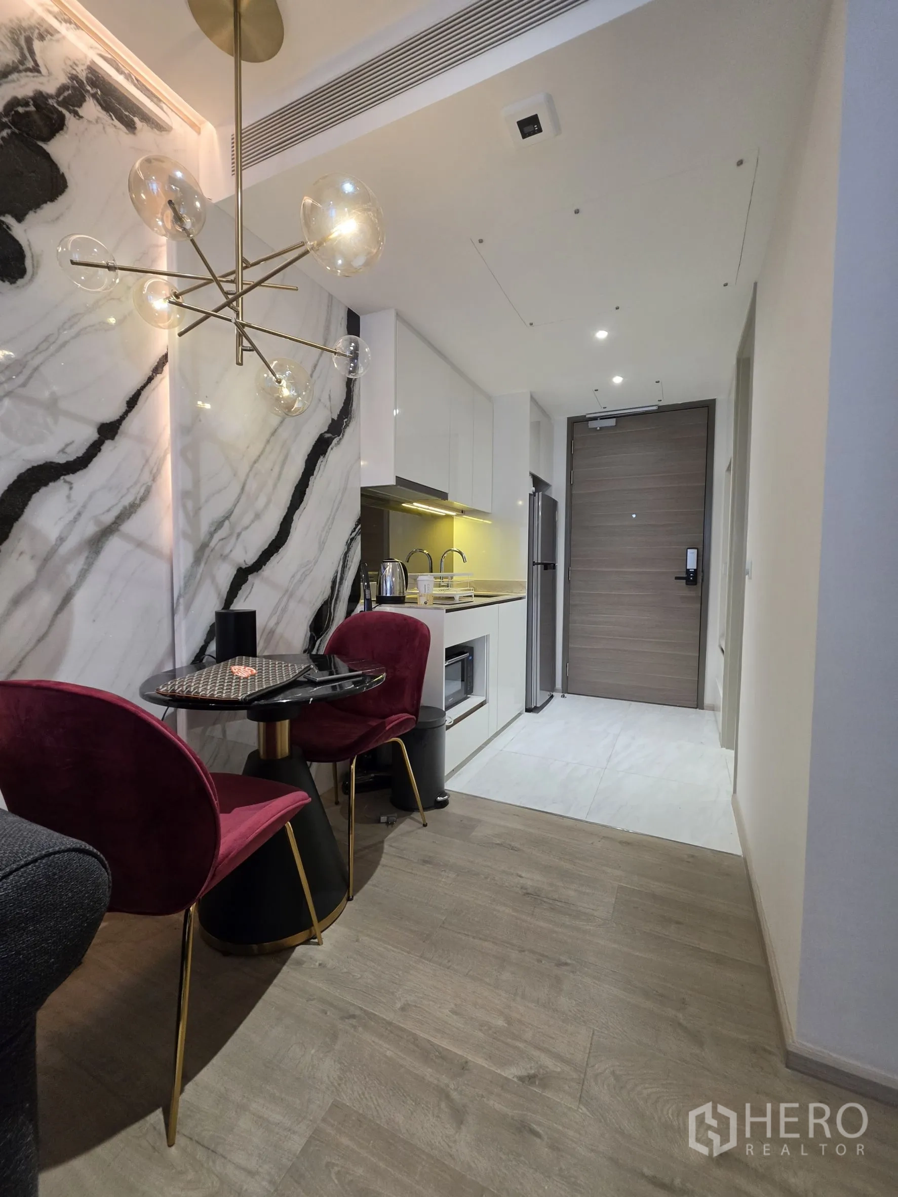 คอนโด for rent in Khlong Toei, Bangkok - โต๊ะทานข้าวขนาดเล็กพร้อมเก้าอี้บุผ้า 2 ตัว ใต้โคมไฟแขวนรูปทรงสวย
