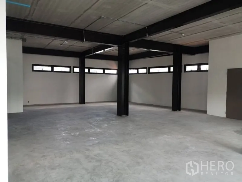 办公空间 出租在Chatuchak, Bangkok - 宽阔办公空间，多根梁架，横窗引入充足自然光。