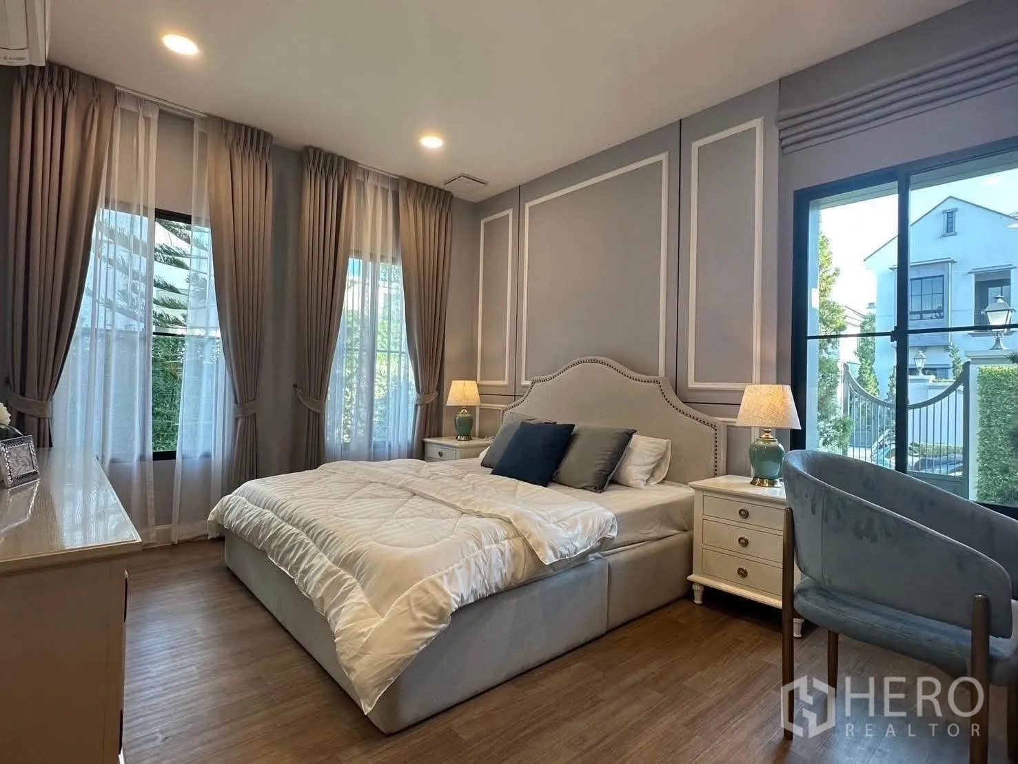 独栋房屋 for rent in Saphan Sung, Bangkok - 次卧配大窗、软包床与床头柜。