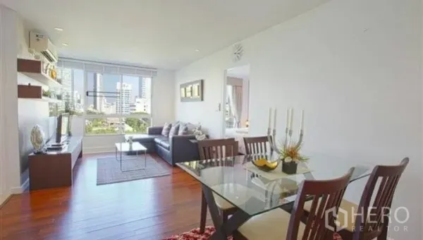 公寓 出租或出售在Watthana, Bangkok - 开放式客餐厅，木地板与大窗，享城市景观。