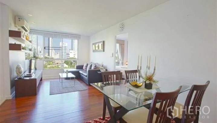 公寓 出租或出售在Watthana, Bangkok - 开放式客餐厅，木地板与大窗，享城市景观。