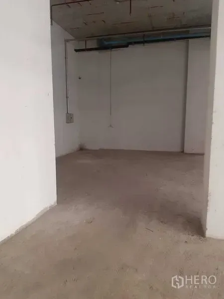 零售空间 出租在Bang Khen, Bangkok - 空置商铺间，裸露吊顶管线与白色墙面，待装修