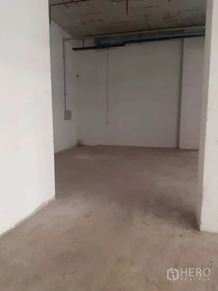 零售空间 出租在Bang Khen, Bangkok - 空置商铺间，裸露吊顶管线与白色墙面，待装修