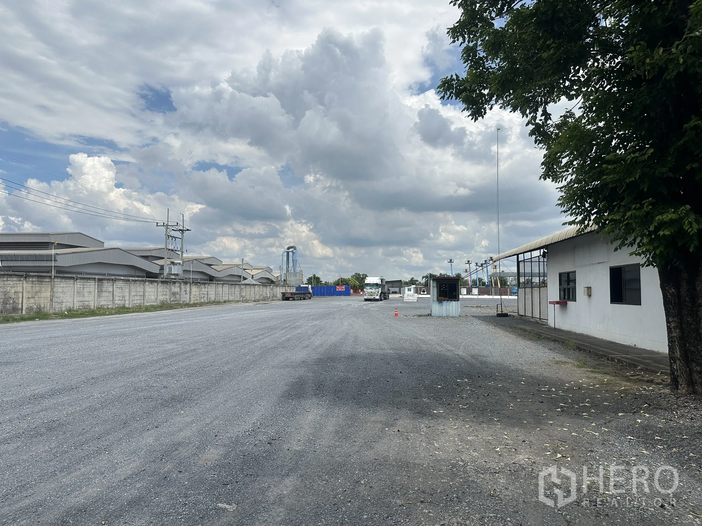 Land for rent in Wang Noi, Phra Nakhon Si Ayutthaya - Gravel driveway inside the compound with a guard booth and boundary wall.