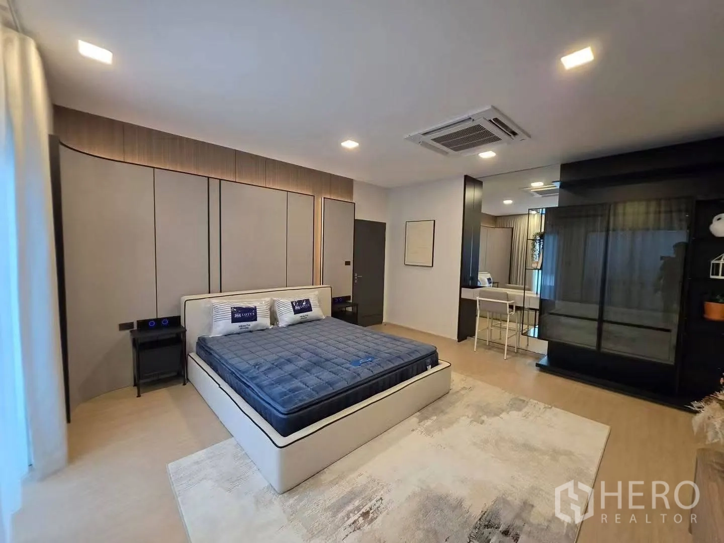 ทาวน์เฮาส์ for rent in Bang Phli, Samut Prakan - ห้องนอนมาสเตอร์กว้าง เตียงคิง ตู้เสื้อผ้าบิลท์อิน โต๊ะ และแอร์ฝังฝ้า