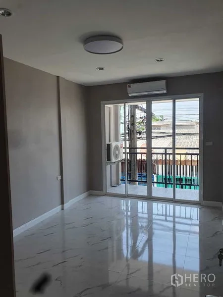 สำนักงานที่บ้าน ให้เช่าในSuan Luang, Bangkok - ห้องนอนโล่ง มีประตูกระจกออกระเบียง แอร์ และพื้นลายหินอ่อน