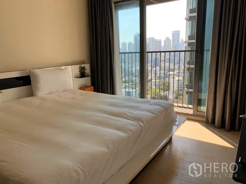 คอนโด ให้เช่าในKhlong Toei, Bangkok - ห้องนอนวิวเมือง หน้าต่างเต็มบานพร้อมราวระเบียงและผ้าม่านทึบ