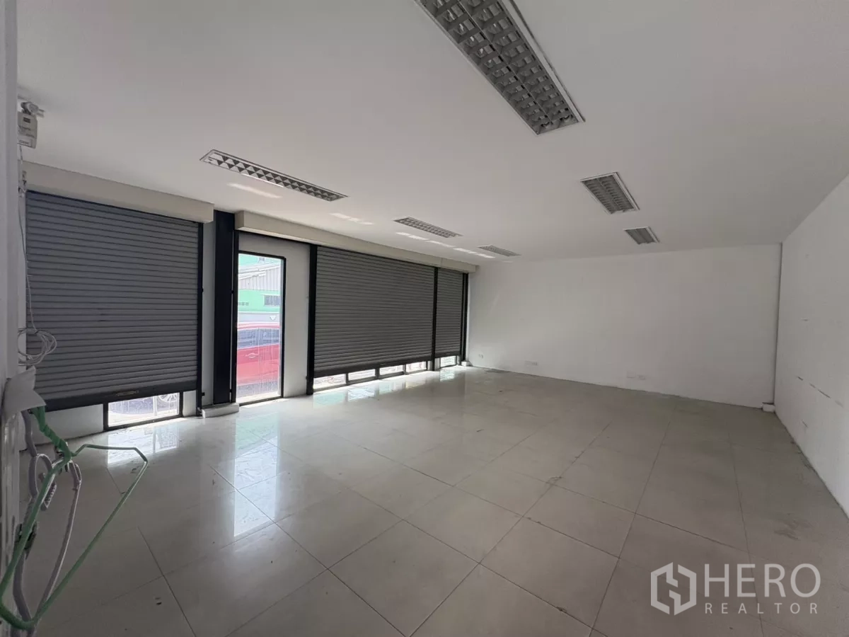 คลังสินค้า ให้เช่าในBang Phli, Samut Prakan - ห้องสำนักงานด้านหน้า พื้นกระเบื้อง ประตูม้วน และโคมไฟฟลูออเรสเซนต์