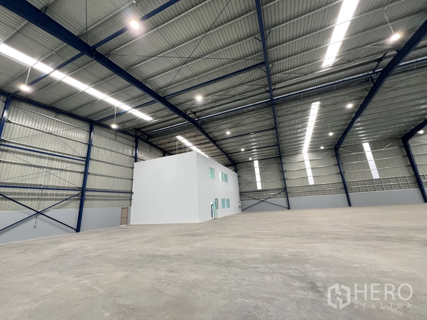 คลังสินค้า ให้เช่าในMueang Samut Prakan, Samut Prakan - ภายในโกดังมีแกนออฟฟิศสีขาวแยกส่วนตั้งอยู่ภายในฮอลล์