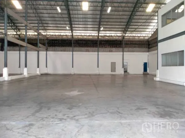 คลังสินค้า ให้เช่าในBang Phli, Samut Prakan - ช่วงเสากว้าง แสงสว่างทั่วทั้งฮอลล์โกดัง