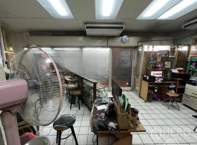 店屋 出租在Watthana, Bangkok - 一层零售区，荧光灯、空调和玻璃展示柜
