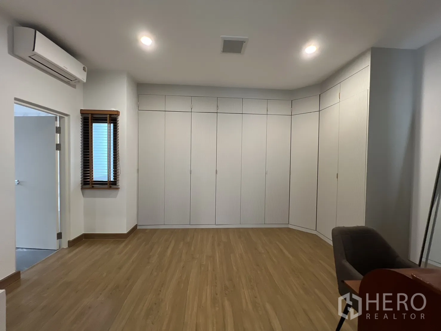 Detached House for rent in Prawet, Bangkok - Wall of built-in closets beside small window and desk.