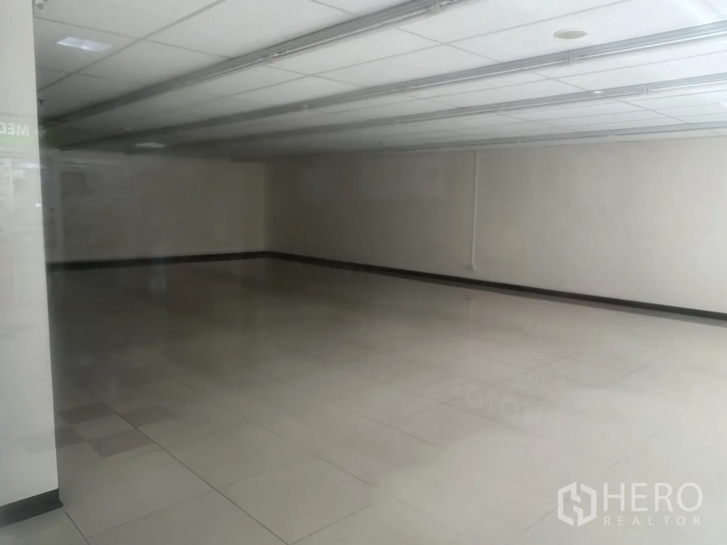 พื้นที่ขายปลีก ให้เช่าในWatthana, Bangkok - พื้นที่ร้านแบบโอเพ่นแพลน พื้นกระเบื้องมันวาว และรางไฟยาวตลอดเพดาน.