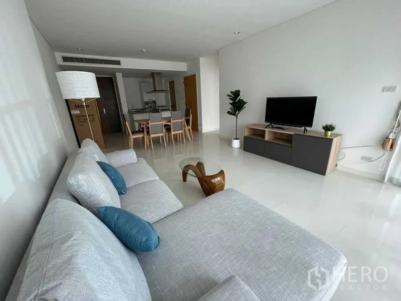 คอนโด ให้เช่าในWatthana, Bangkok - ห้องนั่งเล่นโปร่ง โซฟา L-shape ตู้ทีวี และพื้นกระเบื้องเงา