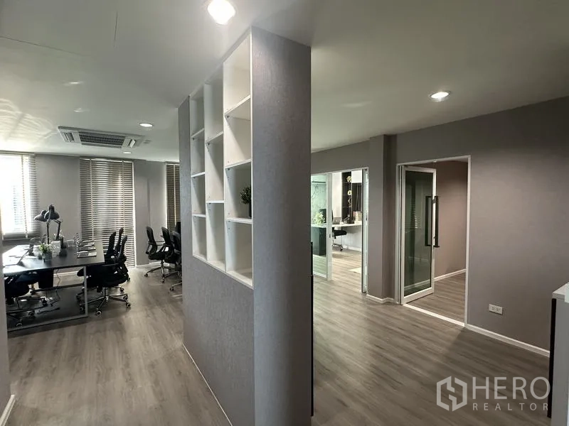Factory for sale in Lam Luk Ka, Pathum Thani - Open-plan office zone with built-in shelving and abundant natural light.