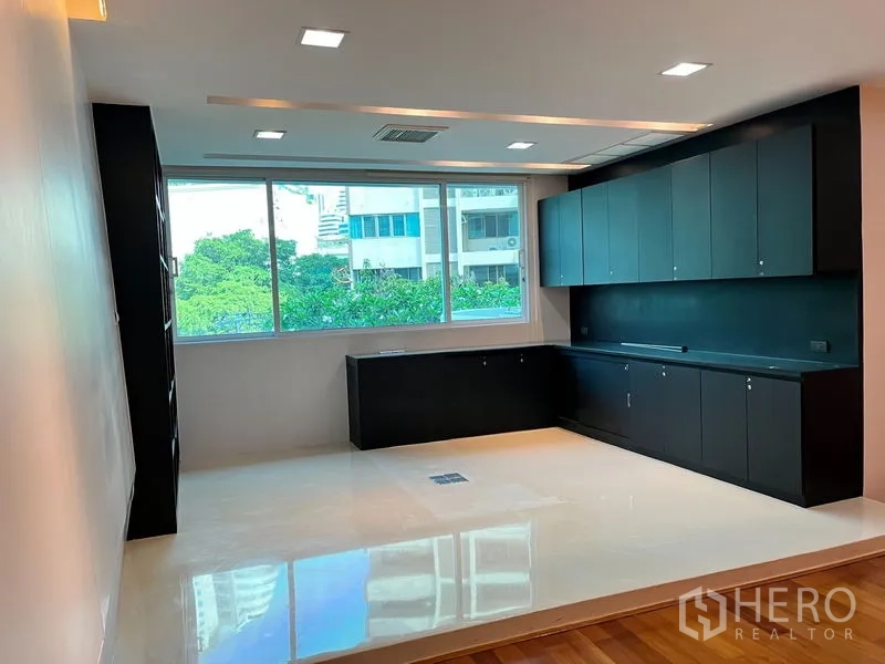 คอนโด ให้เช่าในKhlong Toei, Bangkok - ห้องอเนกประสงค์ตู้ยาวสีดำ พร้อมหน้าต่างบานกว้างมองเห็นเมือง