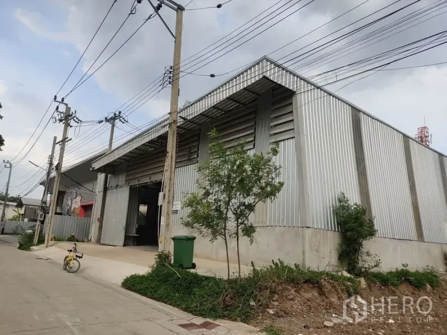 คลังสินค้า ให้เช่าในBueng Kum, Bangkok - มุมมองด้านนอกโกดังผนังเมทัลชีท ในบึงกุ่ม กรุงเทพฯ มีทางเข้าโหลดสินค้าและทางรถเข้าออก