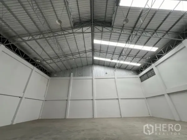 โรงงาน ให้เช่าในPhra Samut Chedi, Samut Prakan - พื้นที่ผลิตแบบสแปนกว้าง หลังคาพร้อมฉนวนและสกายไลท์ พื้นคอนกรีตเรียบ