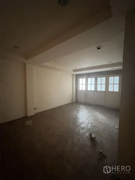 店屋 出租在Watthana, Bangkok - 楼上房间，地砖与法式玻璃门，引入自然采光。