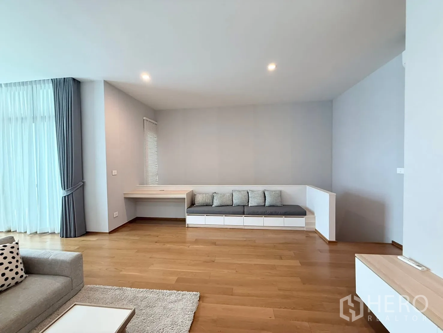 Townhouse for rent in Saphan Sung, Bangkok - Sitting area with built-in bench, desk and sheer curtains.