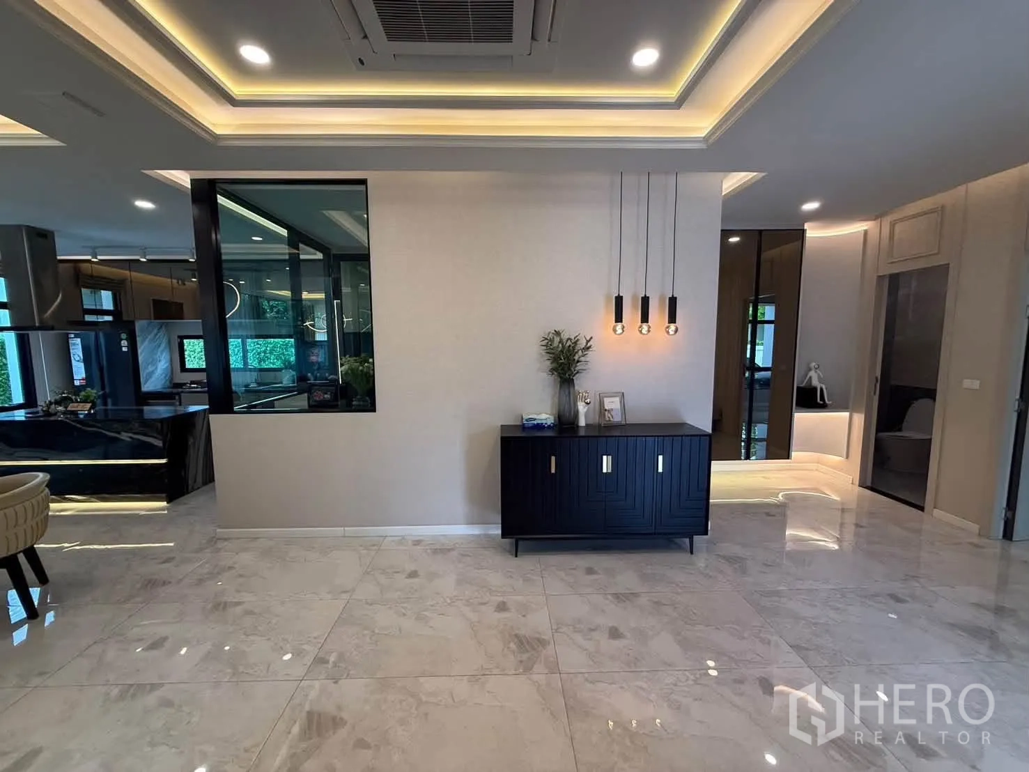 独栋房屋 for rent in Suan Luang, Bangkok - 当代客厅铺大理石地面并悬挂吊灯。