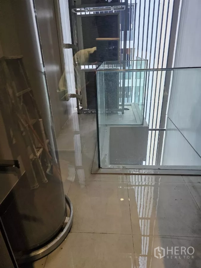 คอนโด ให้เช่าในWatthana, Bangkok - ระเบียงซักล้าง พื้นกระเบื้อง ราวกระจก และคอมเพรสเซอร์แอร์