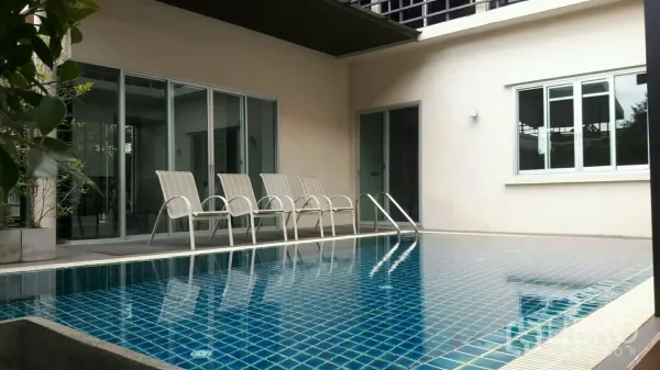 บ้าน ให้เช่าหรือขายในPrawet, Bangkok - สระว่ายน้ำกระเบื้องสีฟ้าพร้อมเก้าอี้พักผ่อนและประตูกระจกบานเลื่อน