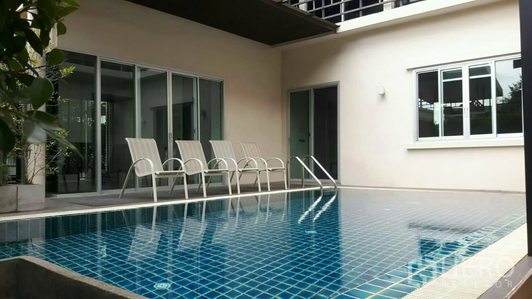 บ้าน ให้เช่าหรือขายในPrawet, Bangkok - สระว่ายน้ำกระเบื้องสีฟ้าพร้อมเก้าอี้พักผ่อนและประตูกระจกบานเลื่อน