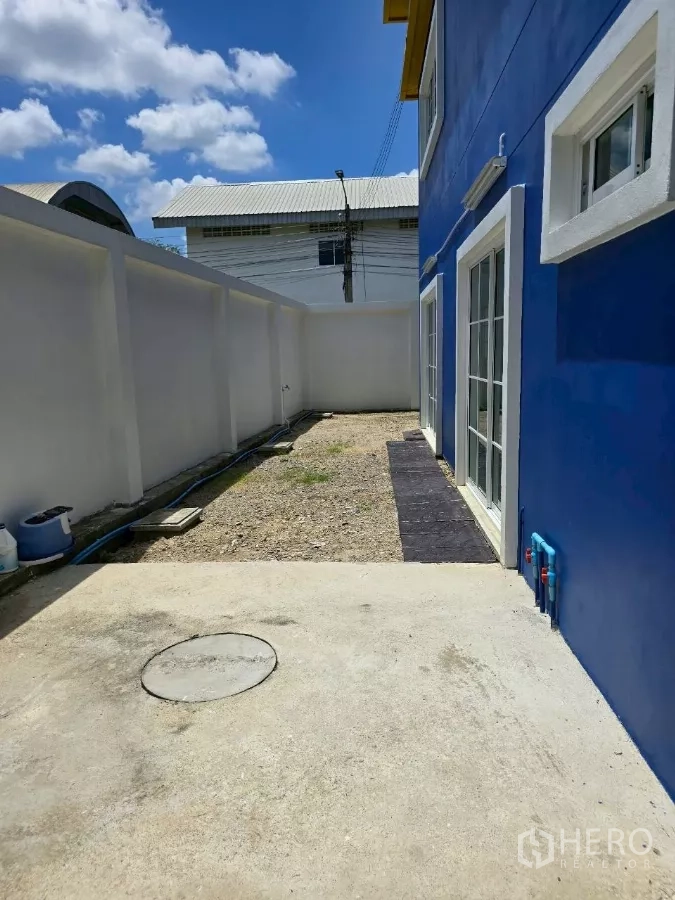 คลังสินค้า ให้เช่าหรือขายในKhlong Toei, Bangkok - ลานหลังบ้านส่วนตัวข้างกำแพงสีขาวและประตูกระจกบานเลื่อน